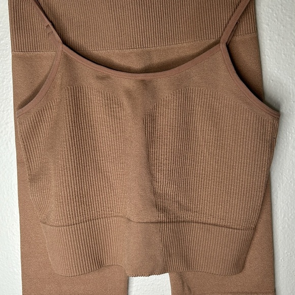 2 piece SET Ribbed tan seamless cami and bike shorts - Picture 3 of 6